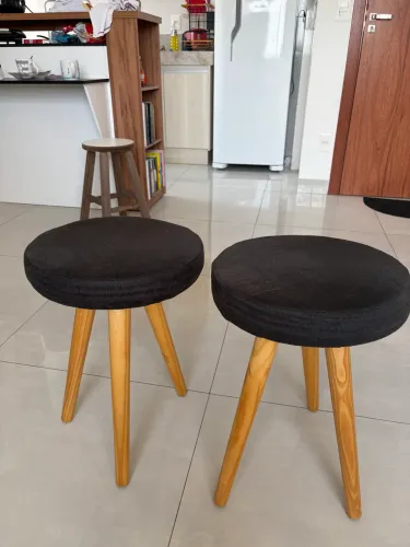 Duas banquetas redondas com pés de madeira