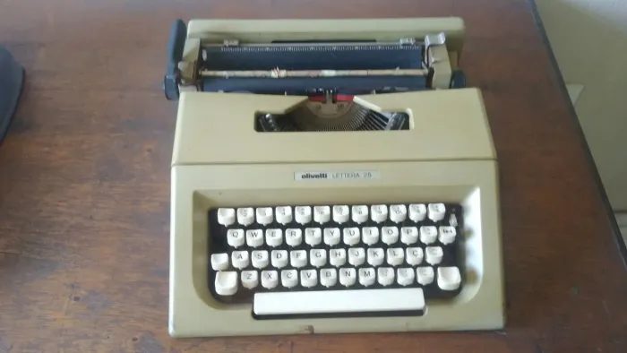 Máquina de escrever Olivetti Leterra 25.