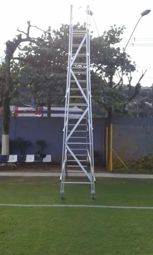 Escada Plataforma ou Trepadeira de Alumínio Carga de trabalho 300 kg Nova 