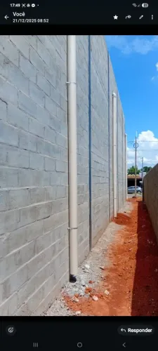 Construção de galpão e muros de bloco de concreto