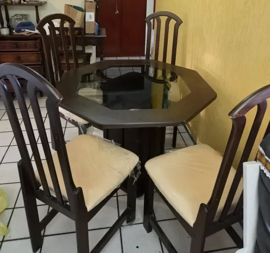 Mesa octagonal com quatro cadeiras.