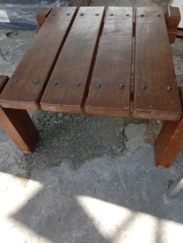 Mesa de centro em madeira maciça