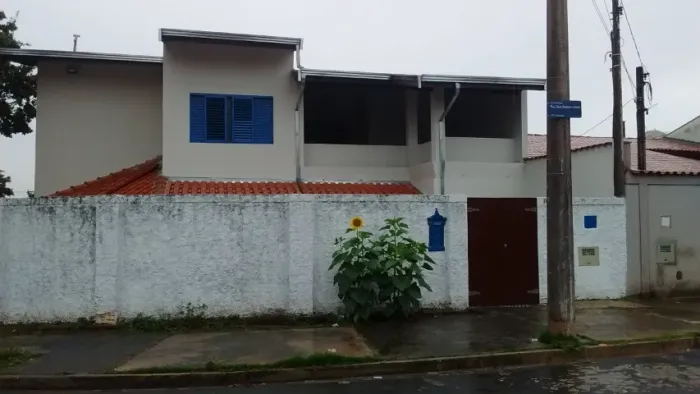 Aluga-se no Jd. das Amoreiras.