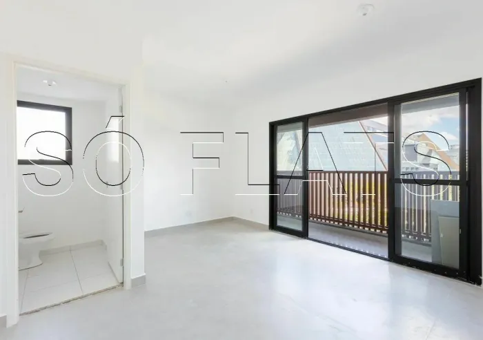 Sala comercial disponível para locação em Pinheiros na Eusébio Matoso com varanda.