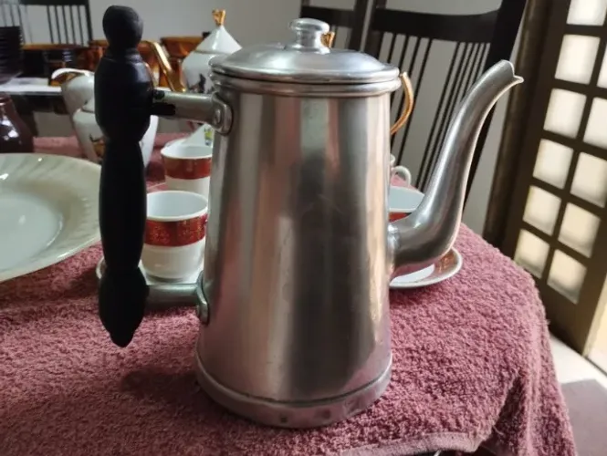 Cafeteira Antiga de Alumínio - com cabo de madeira torneada