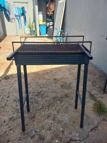 Pequena churrasqueira a carvão 