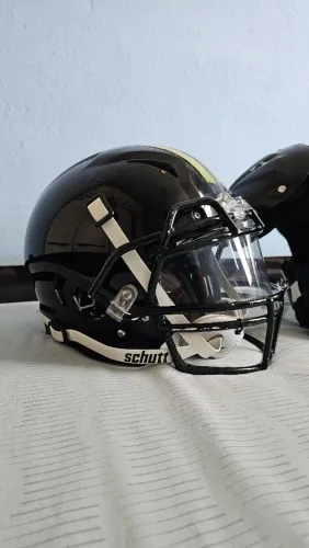 Helmet + Shoulder Pads Schutt L