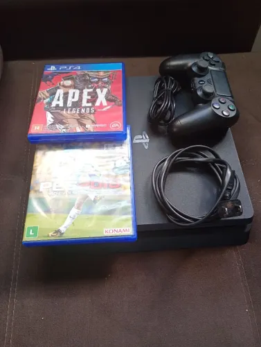 PS4, Usado em ótimo estado, Contendo 1 Controle, 2 Jogos e Cabo alimentação