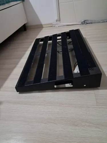 Pedalboard para pedais de efeito.