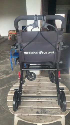 Cadeira de rodas dobrável nova 2 meses e 2x de uso