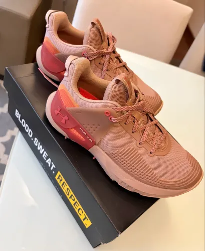 Vendo tênis Under Armour Nº 35, usado pouquíssimas vezes e em ótimo estado de conservação.