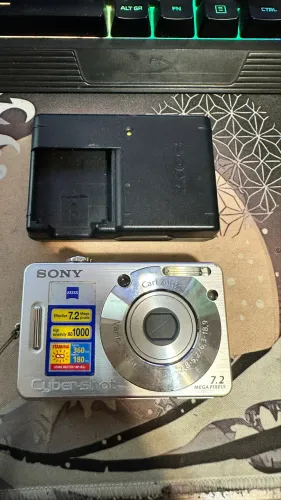 ? Sony Cyber-shot DSC-W70 | A câmera retrô que voltou à moda!