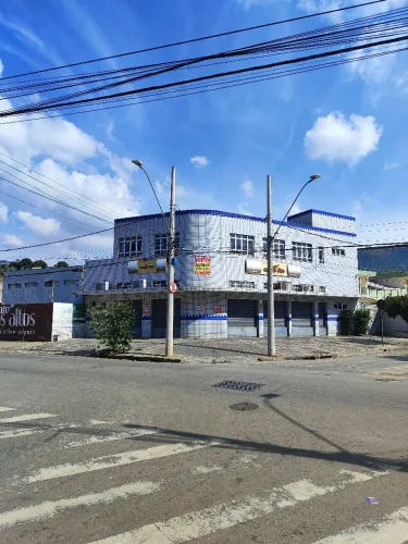 Prédio comercial/salas/lojas/almoxarifado/canil/galpão e área e estacionamento coberto.