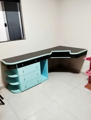 Mesa de estudo em madeira maciça 