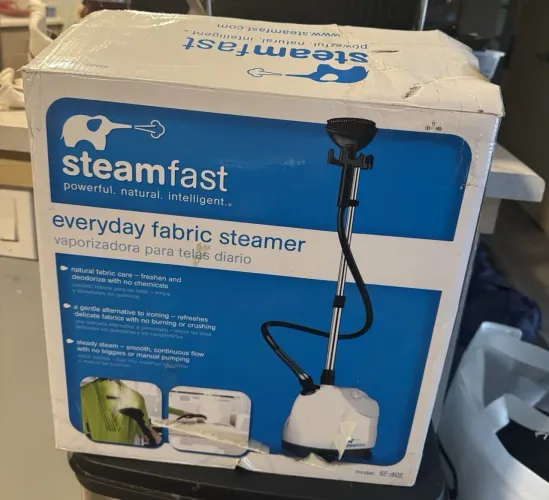 Steamer vaporizador de roupas vertical da marca Steamfast.