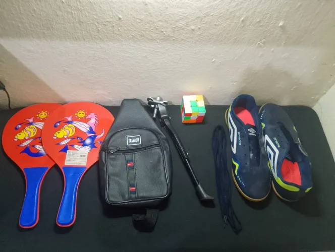 Favor leia a descrição, raquete, chuteira, cubo mágico, tripé para bicicleta, pochete