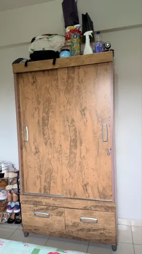 Guarda roupa de solteiro com ótimo espaço interno, ideal para quartos pequenos.