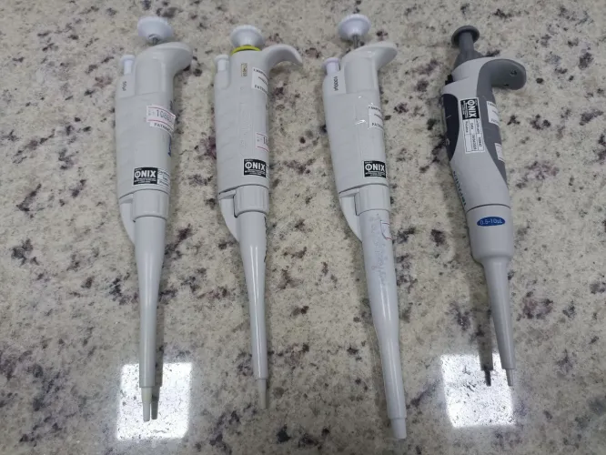 04 Pipetas automáticas de volume fixo e variável das marcas Kasvi Basic e TopScien