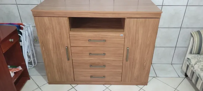 Cômoda 2 portas 4 gavetas cor Jatobá