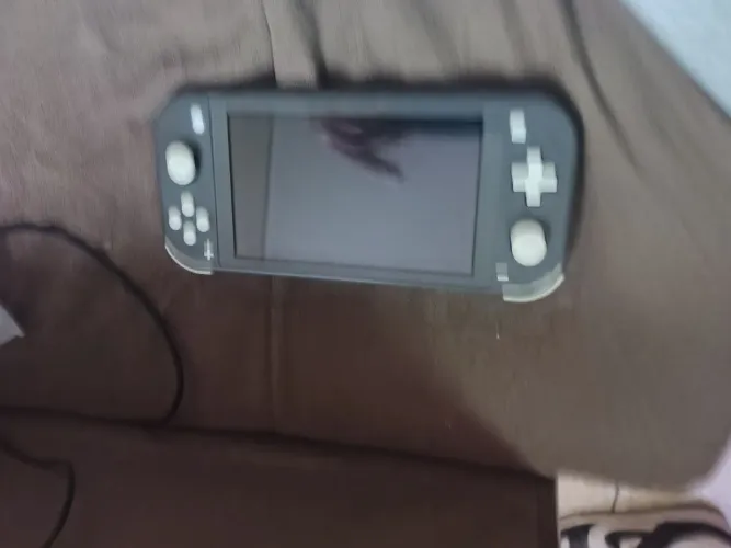 Nintendo lite da cor cinza, usado em perfeito estado ideal pra jogar em tempo livre 