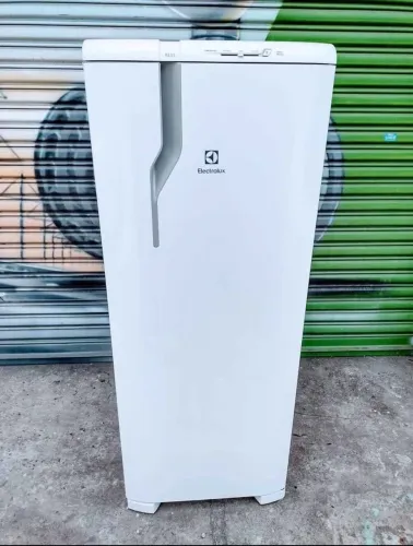 Vendo geladeira Electrolux Semi-nova funcionando perfeitamente  ( Entrego  hoje  )