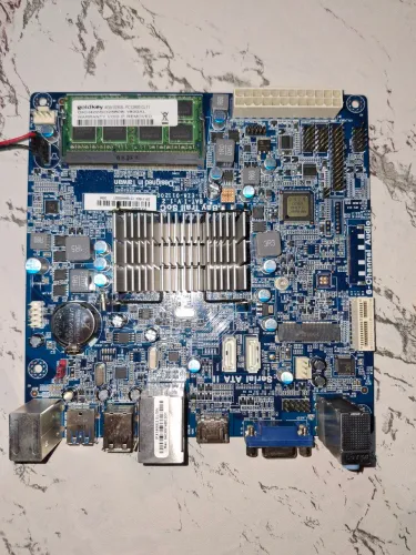 placa-mãe PCWare IPX1800E2 (padrão Mini-ITX)