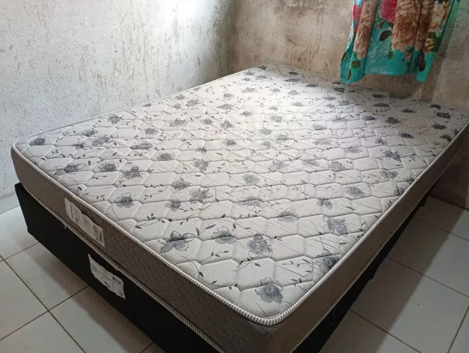 VENDO UM COLCHÃO SEMI NOVO PARA 200 KG DE PESO POR 350.00 REAIS