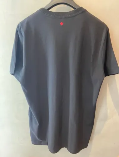Camiseta preta Forum logo em veludo