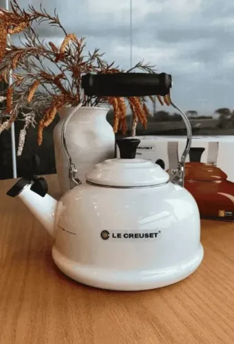 Chaleira Clássica Merengue C/ Apito Le Creuset