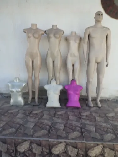 Maniquins e arara de roupas.