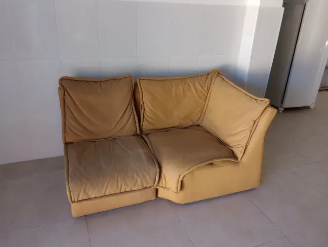 Duas poltronas que juntas formam um sofá de 2 Lugares.