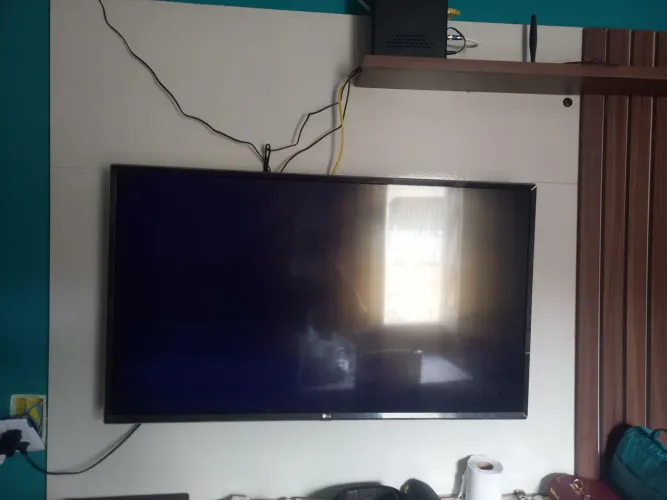 Vendo uma TV com defeito mais ainda dá pra ver áudio ok só a imagem  ver alguma  coisa