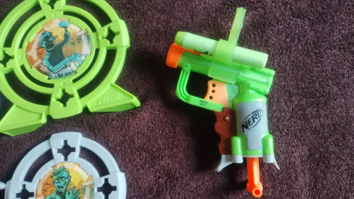 Lançador de dardos Nerf Zombie com alvos original 