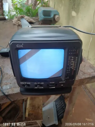 Vendo Mini TV e rádio antiga funcionando rádio e TV porém a tv tem que ter o conversor