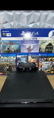 ? PS4 Slim 1TB + 4 Jogos (GTA V, Days Gone e Mais) - Ótimo Estado