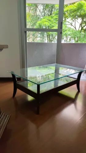 Mesa de Centro Elegante com Tampo de Vidro e base em Madeira