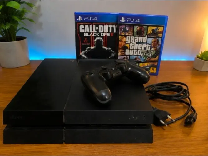 Playstation 4 500GB com cabo de energia, controle e 2 jogos originais.