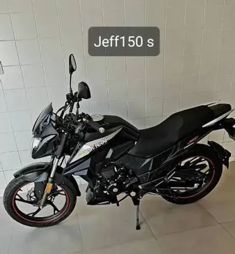 Moto semi nova, único dono, uso somente ida e volta para o trabalho e rolês fins de saman