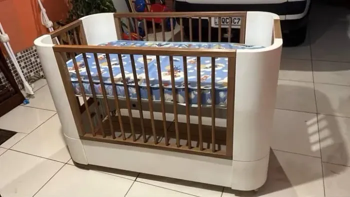 Vendo berço Zlin 3 em 1 sem nenhum grave    Ele vira mini berço, berço e cama 