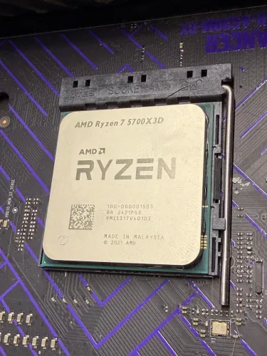 Processador Ryzen 5700X3D na Caixa