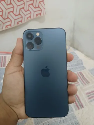Iphone 12 pro 256gb bateria em 74% todo original apenas com uma marca de uso 