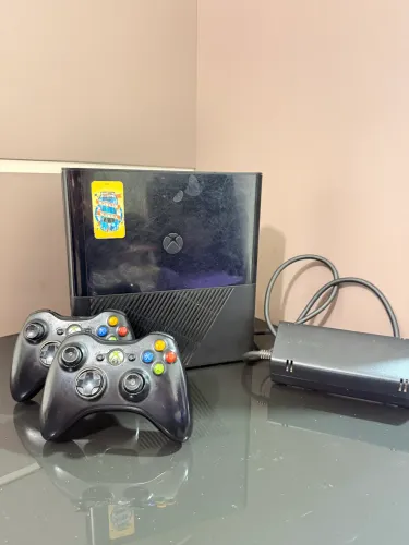Xbox 360 Travado usado 2 controles e mais de 80 jogos
