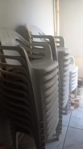 Cadeiras plásticas para bares e igrejas
