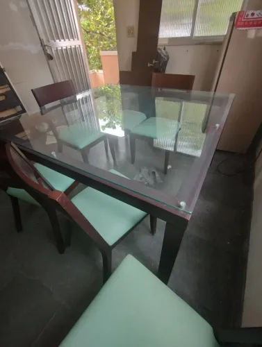 Mesa de vidro blindex 1,5 x 1,5 Mts espessura 10mm. Seis cadeiras Tok Stock.