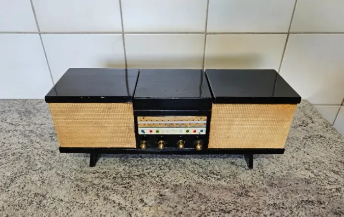 Caixinha de Música Japonesa Anos 60 - Estilo Vitrola - Relíquia
