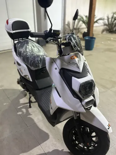 Vendo moto nova