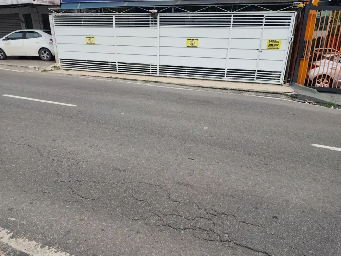 2 Portoes de ferro medindo 2.30 de altura por 5 de largura com motores novos e controle