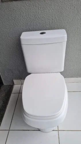 Vaso Sanitário Decálogo com caixa acoplada USADO