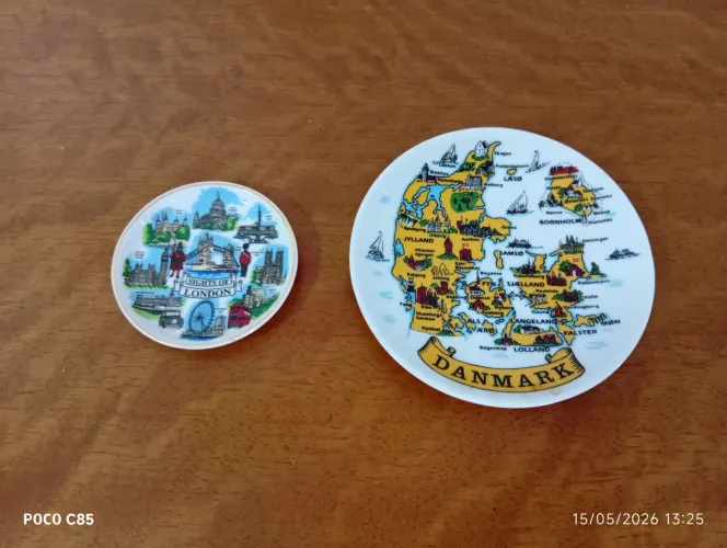 Dois pratos decorativos