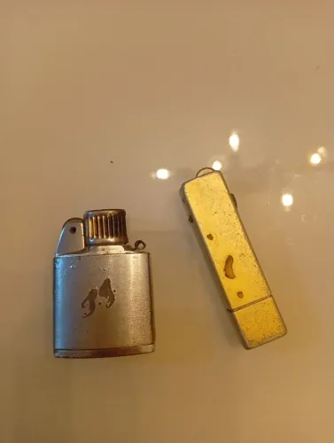 Lote dois isqueiros colecionáveis